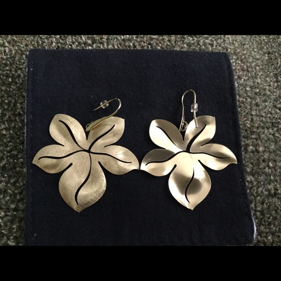 Gold tone earrings pierced - Picture 2 of 3